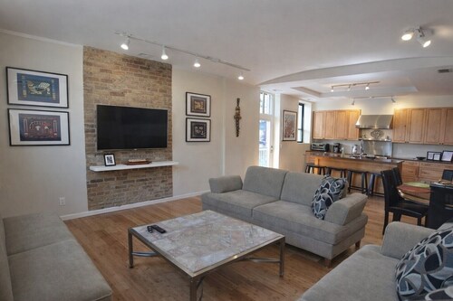 4BR Old Town Chicago Loft | Walk to Wells St