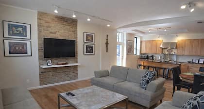 4BR Old Town Chicago Loft | Walk to Wells St