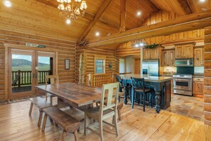 Dining - Beautiful Henrys Lake Log Cabin (Island Park)