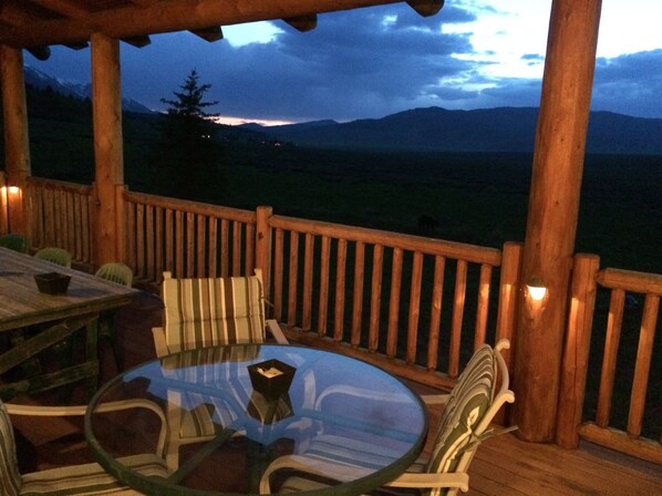 Outdoor dining - Beautiful Henrys Lake Log Cabin (Island Park)