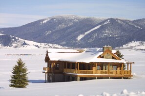 Exterior - Beautiful Henrys Lake Log Cabin (Island Park)