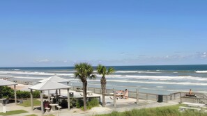 On the beach - DIRECT OCEANFRONT CORNER UNIT - OCEAN VIEWS FROM LIVING ROOM AND BEDROOM (Daytona Beach)