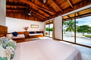 5 chambres, coffres-forts dans les chambres, lit parapluie