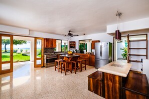 Refrigerador, microondas, horno, placa de cocina