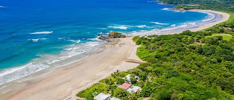 Sulla spiaggia, lettini da mare, teli da spiaggia