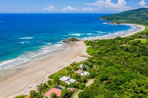 Plage, chaises longues, serviettes de plage