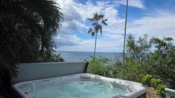 Bañera de hidromasaje al aire libre