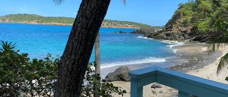 På stranden, solsenger og strandhåndklær