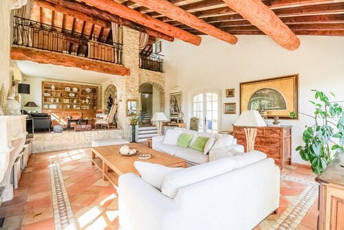 260 M2 STONE HOUSE BETWEEN AIX-EN-PROVENCE AND LUBERON ON 2 HA LOT ,NATURAL POOL