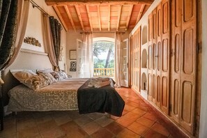 4 makuuhuonetta, työpöytä, silitysrauta/-lauta, ilmainen Wi-Fi