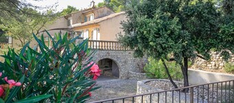  MAISON EN PIERRE DE 260 M2 ENTRE AIX-EN-PROVENCE ET LUBERON,PISCINE NATURELLE  