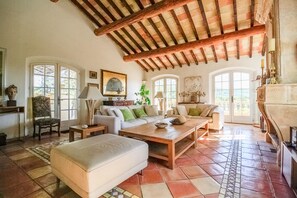 Televisio, takka, DVD-soitin, kirjoja