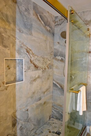 Ensemble baignoire-douche, séchoir à cheveux, serviettes fournies, savon