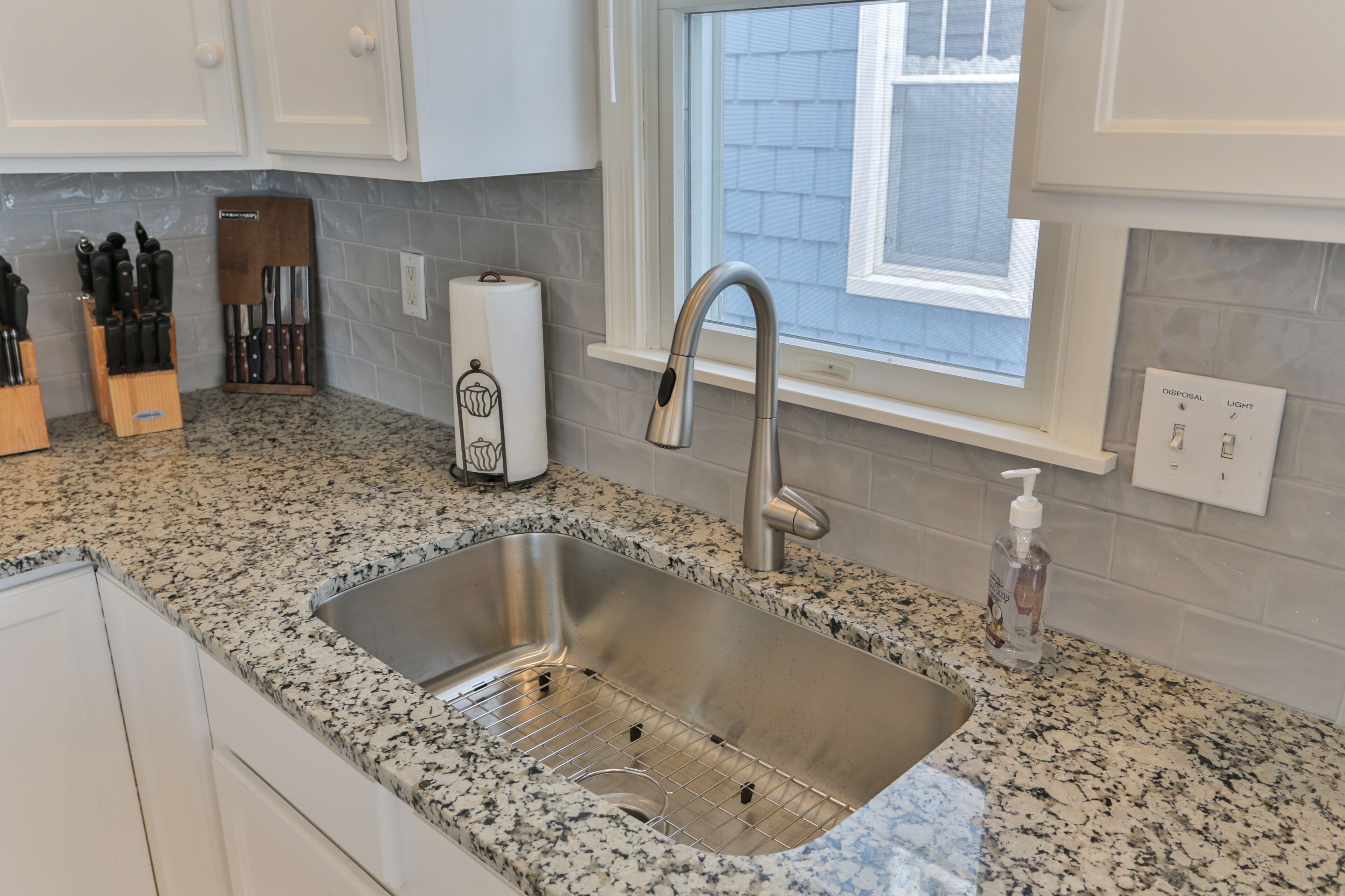 NEW 9" extra deep 30" farmhouse sink w premium faucet w pull down sprayer