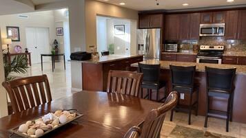 冷蔵庫、電子レンジ、オーブン、コンロ