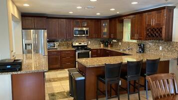 冷蔵庫、電子レンジ、オーブン、コンロ