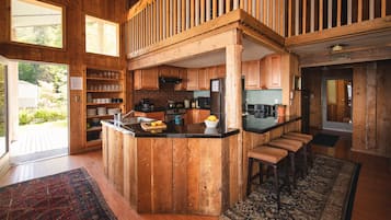 Een koelkast, een magnetron, een oven, een kookplaat