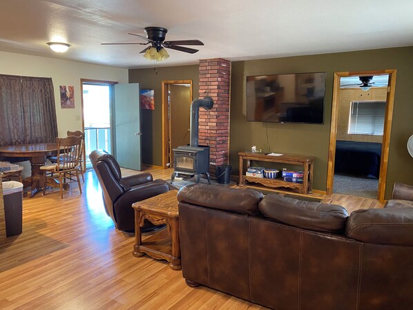 TV, fireplace, books - Ranger Dave's Historical Cabins, 15 miles to Bryce 3 bedrooms 2 baths (Cannonville)