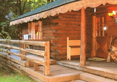Nevada City Retreats: Mama Bear's Cabin.