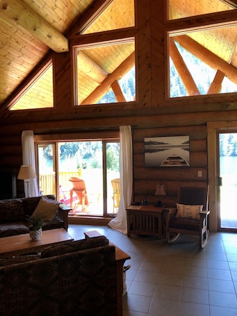 TV, fireplace, DVD player. Loons Nest - Cozy, secluded 4 bedroom log cabin in the heart of the wilderness!