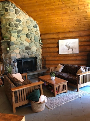 TV, fireplace, DVD player - Loons Nest - Cozy, secluded 4 bedroom log cabin in the heart of the wilderness! (Tyaughton Lake)