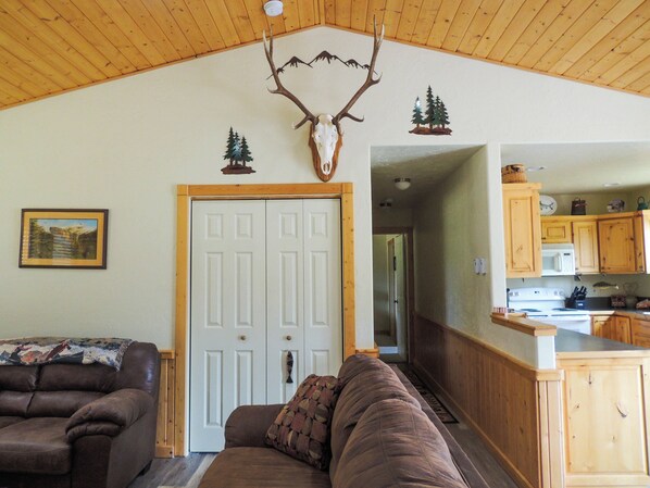 TV connectée, lecteur de DVD, livres, vidéothèque