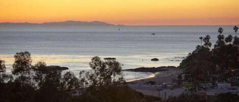 Beach nearby, sun-loungers, beach towels