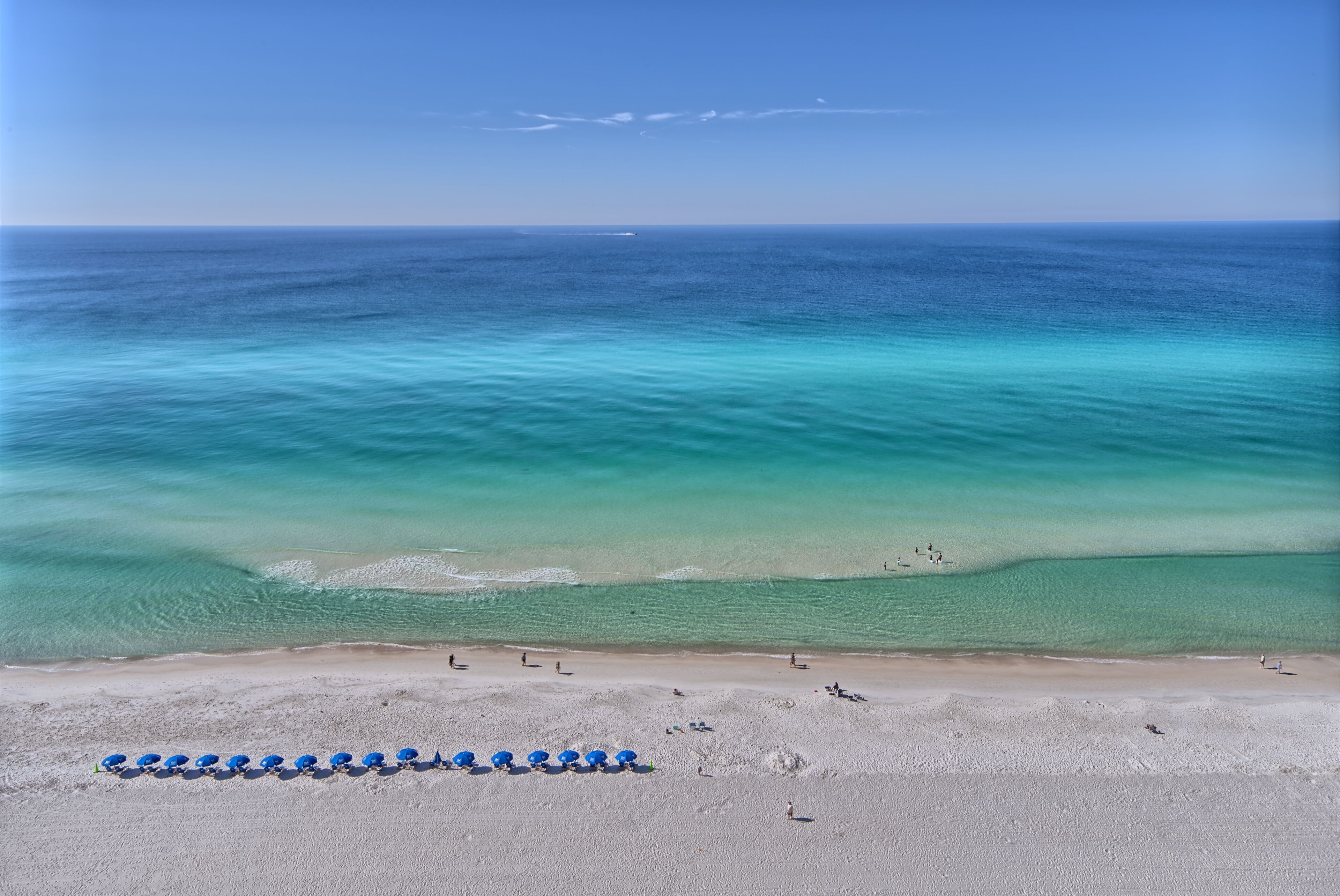 Accommodatie ligt op het strand, ligstoelen, strandlakens