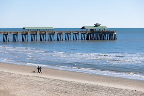 On the beach - Stay @ King Neptune on Folly Beach (Folly Beach)
