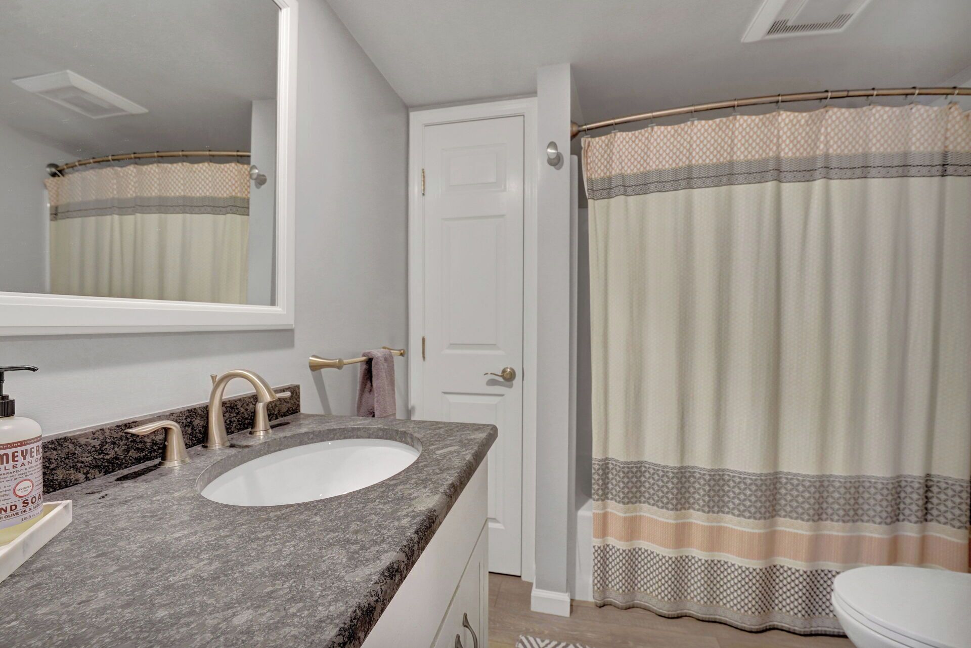 Duschwanne, Haartrockner, Handtücher, Seife