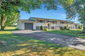 Exterior - Beautiful and modern 3 bedroom, 1 bath Duplex.  Sleeps 6 (Chaffee)