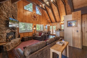 Living area - Charming Cabin~Deck~Fireplace~New Furniture~Full-Sized Washer Dryer~Loft~3 Bed 2 Bath (Homewood)