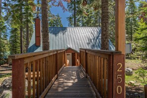 Property grounds - Charming Cabin~Deck~Fireplace~New Furniture~Full-Sized Washer Dryer~Loft~3 Bed 2 Bath (Homewood)