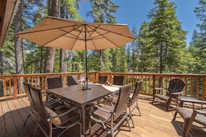 Outdoor dining - Charming Cabin~Deck~Fireplace~New Furniture~Full-Sized Washer Dryer~Loft~3 Bed 2 Bath (Homewood)