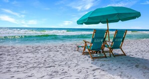 En la playa y camastros