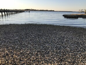 En la playa y camastros 