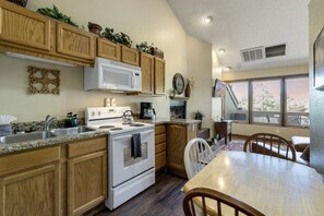 Fridge, microwave, oven, stovetop - Country Club Condo Retreat (Flagstaff)
