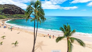 En la playa, camastros y toallas de playa
