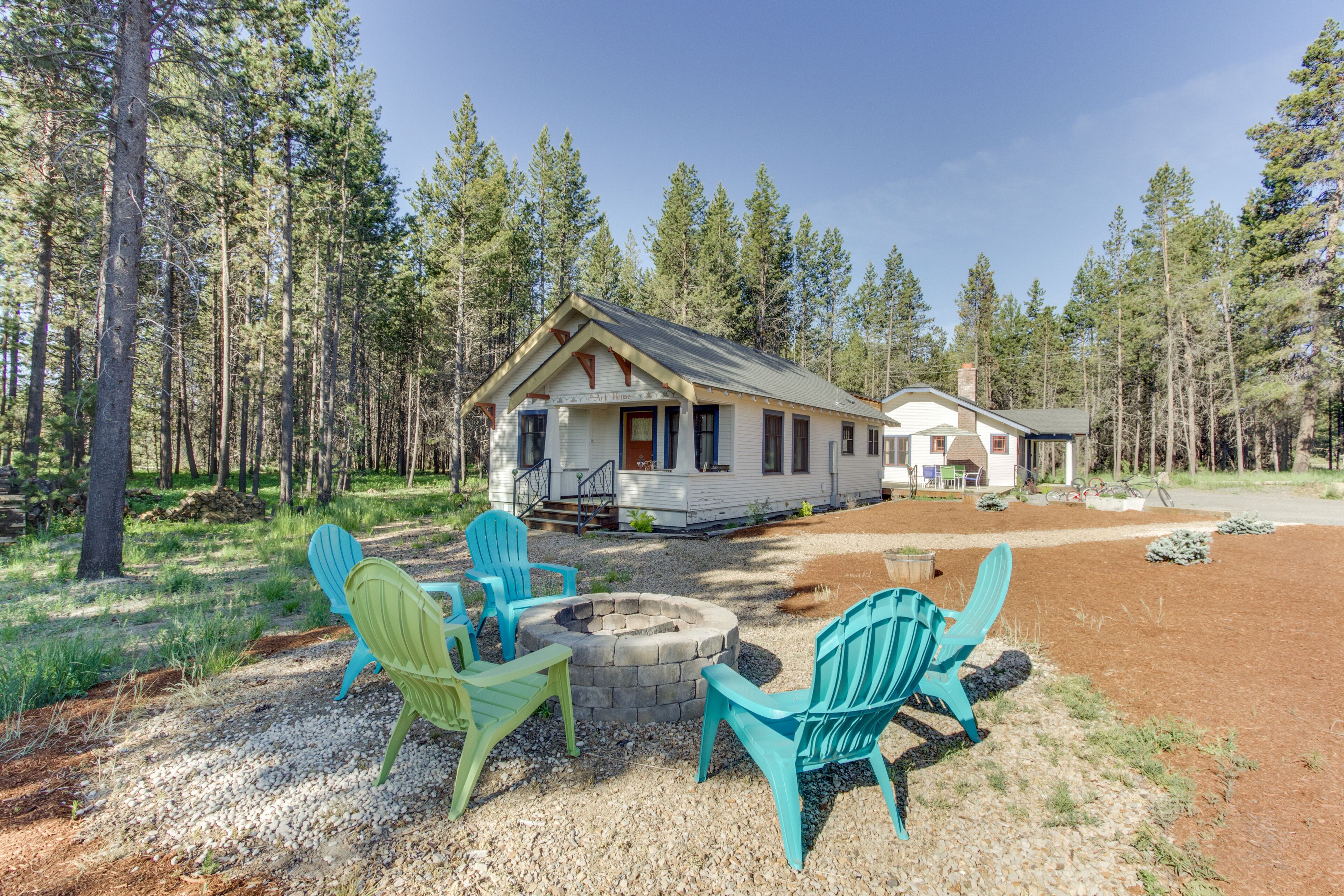 6 Bedroom / Hot Tub / 1 Acre Property with Wooded Yard / Pet Friendly / Firepit