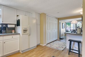 Jääkaappi, mikroaaltouuni, uuni, liesi