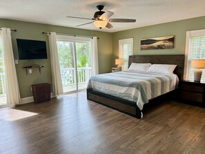 5 bedrooms, desk, iron/ironing board, free WiFi - Private Point Lot! Jump Dock! Pool Table, Ping Ping! Partial Summer Weeks Avail! (Bracey)
