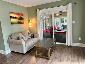 Älytelevisio, DVD-soitin, pöytätennispöytä, kirjoja