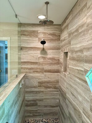 Ensemble baignoire-douche, séchoir à cheveux, savon