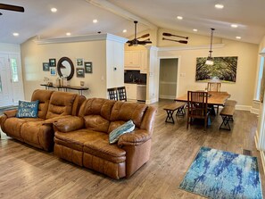 Smart TV, DVD player, table tennis, books - Private Point Lot! Jump Dock! Pool Table, Ping Ping! Partial Summer Weeks Avail! (Bracey)