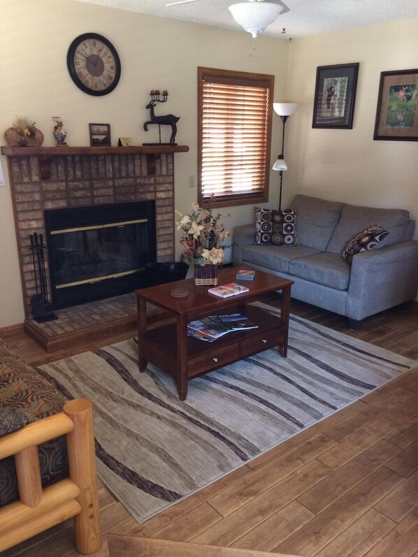 Fernseher, Kamin, DVD-Player, Bücher