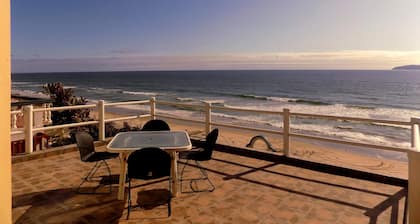 Espaciosa casa frente al mar con acceso privado a la playa en una comunidad cerrada.