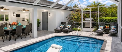 Piscine chauffée, chaises longues