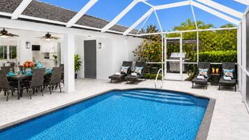Piscine chauffée, chaises longues