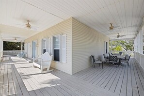 Outdoor dining - South of 30A, Pet friendly home w/Heated Pool, Golf cart or walk to beach (Santa Rosa Beach)