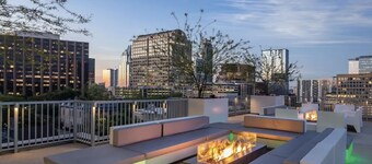 Wyndham Austin ~ 2B Presidential ~ Walk to 6th St. VIEWS! Rooftop Pool